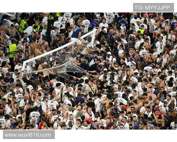 欧冠门票系统崩溃数万球迷排队12小时争抢梦寐以求的入场券 欧冠门票系统崩溃数万球迷排队12小时争抢梦寐以求的入场券